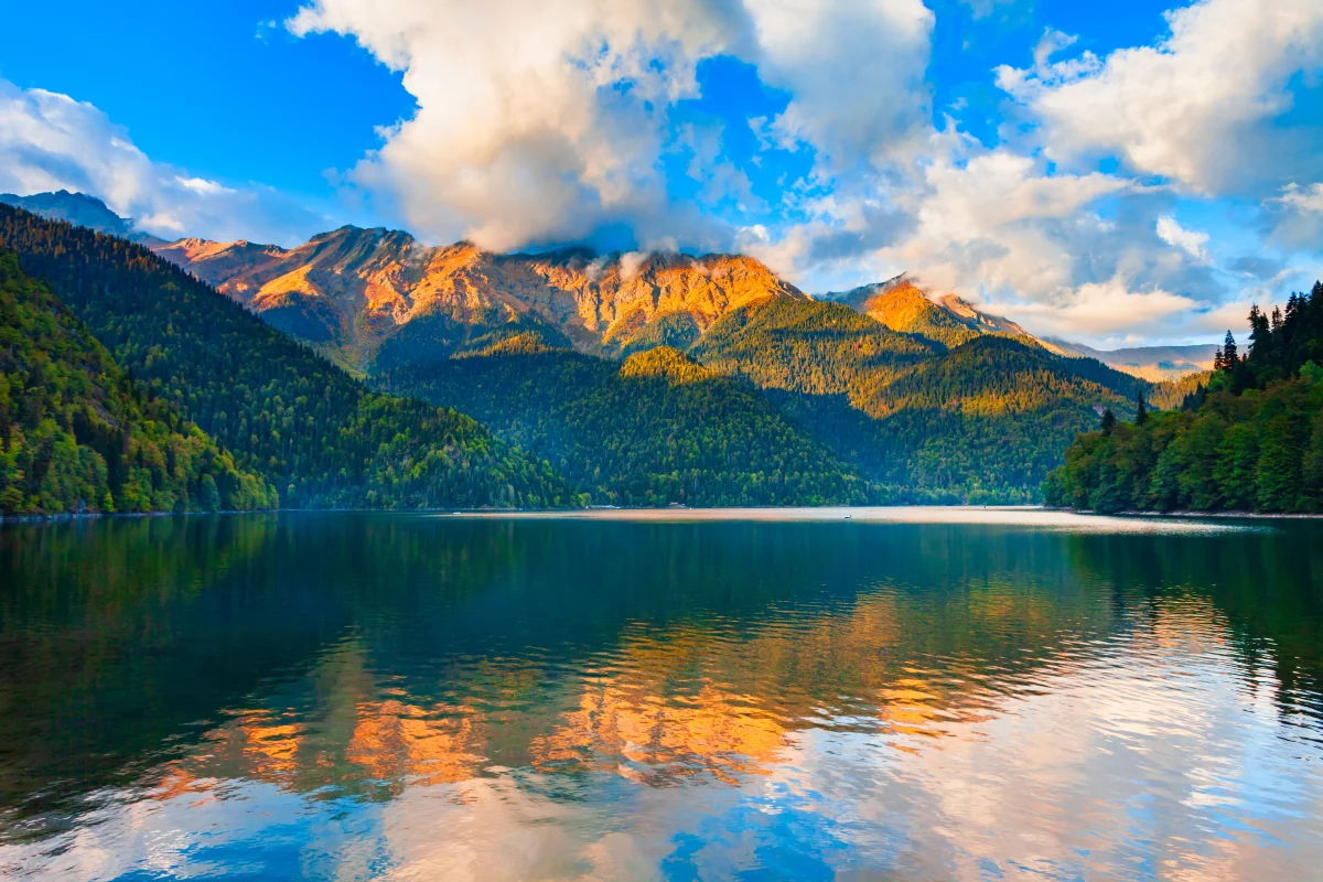 Peak Heat in Abkhazia: When Temperatures Hit Their Maximum and How to Survive It on Vacation