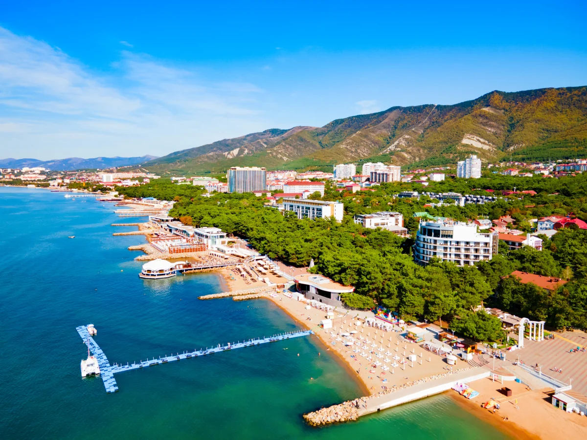 When Swimming Season Opens in Gelendzhik — and Why You Can Swim Here Earlier Than in Neighboring Novorossiysk