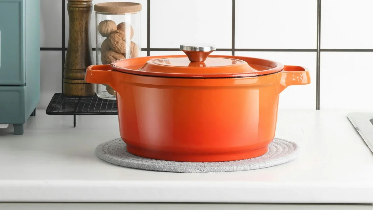 Here is how to store soup in the refrigerator properly: not only the container matters, but the shelf too