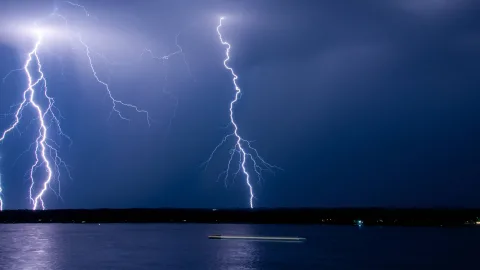 Почему нельзя купаться в грозу — и что происходит с водой при ударе молнии
