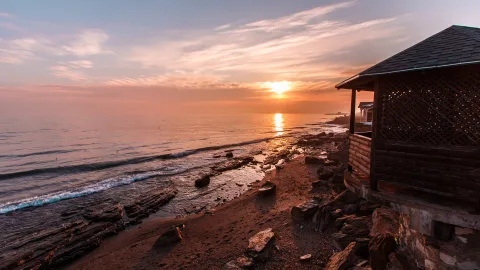 Можно ли купаться в Каспийском море и на каком побережье вода чище и теплее