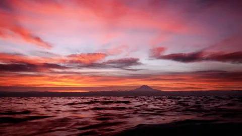 A watercolor sky: what a red sunset and a pink dawn mean